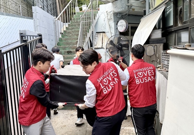 야시장 앞둔 전통시장 말끔하게…신세계 센텀시티 봉사단 구슬