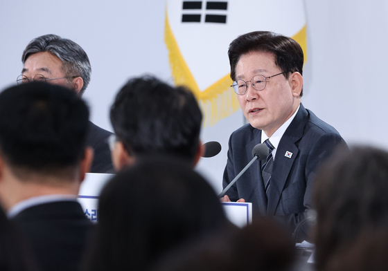 민원 혁신 사례보고회 참석한 이재명 대통령