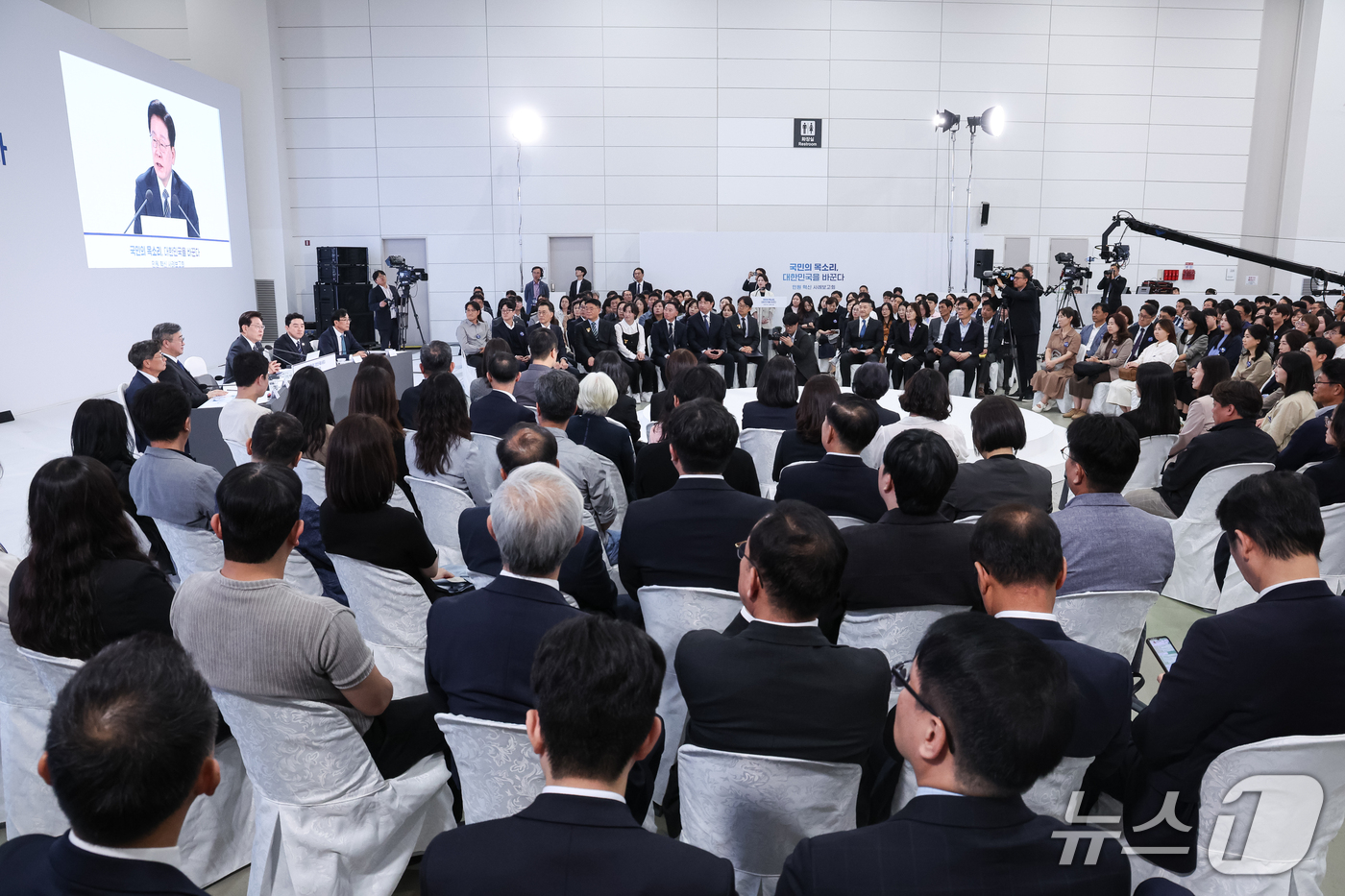 (세종=뉴스1) 이재명 기자 = 이재명 대통령이 2일 세종에서 열린 민원 혁신 사례보고회에서 발언을 하고 있다. (청와대통신사진기자단) 2026.10.2/뉴스1