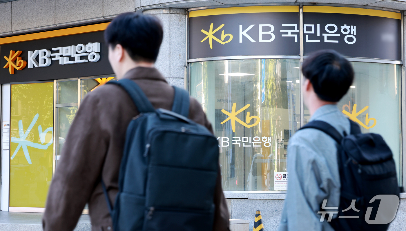 (서울=뉴스1) 이호윤 기자 = 2일 KB국민은행은 외부 침해로 119명의 개인(신용)정보가 유출됐다고 밝혔다. 유출이 발생한 시스템은 인터넷뱅킹과 모바일뱅킹 등 고객 금융거래와 …