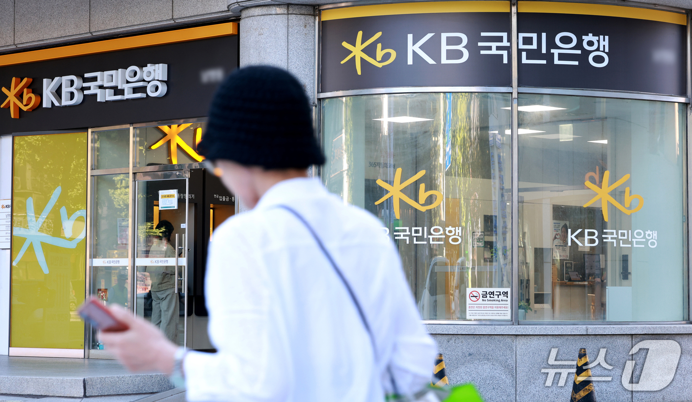 (서울=뉴스1) 이호윤 기자 = 2일 KB국민은행은 외부 침해로 119명의 개인(신용)정보가 유출됐다고 밝혔다. 유출이 발생한 시스템은 인터넷뱅킹과 모바일뱅킹 등 고객 금융거래와 …