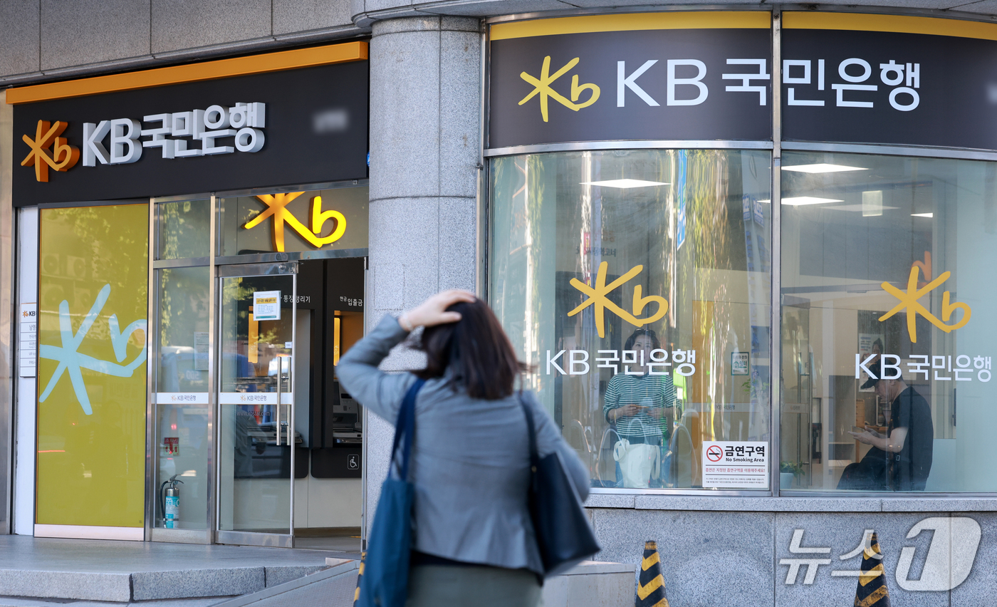 (서울=뉴스1) 이호윤 기자 = 2일 KB국민은행은 외부 침해로 119명의 개인(신용)정보가 유출됐다고 밝혔다. 유출이 발생한 시스템은 인터넷뱅킹과 모바일뱅킹 등 고객 금융거래와 …