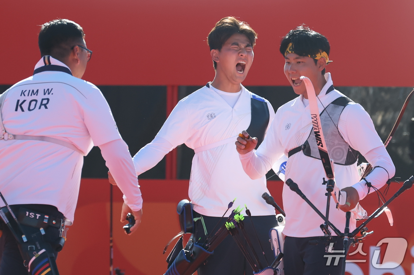 (오카자키=뉴스1) 김민지 기자 = 대한민국 김우진, 이우석, 김제덕이 2일 일본 오카자키 중앙종합공원 다목적광장에서 열린 2026 아이치·나고야 아시안게임 양궁 리커브 남자 단체 …