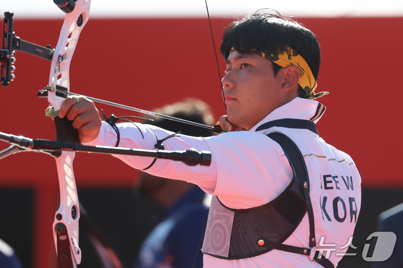 (오카자키=뉴스1) 김민지 기자 = 대한민국 이우석이 2일 일본 오카자키 중앙종합공원 다목적광장에서 열린 2026 아이치·나고야 아시안게임 양궁 리커브 남자 단체전 결승 대한민국과 …