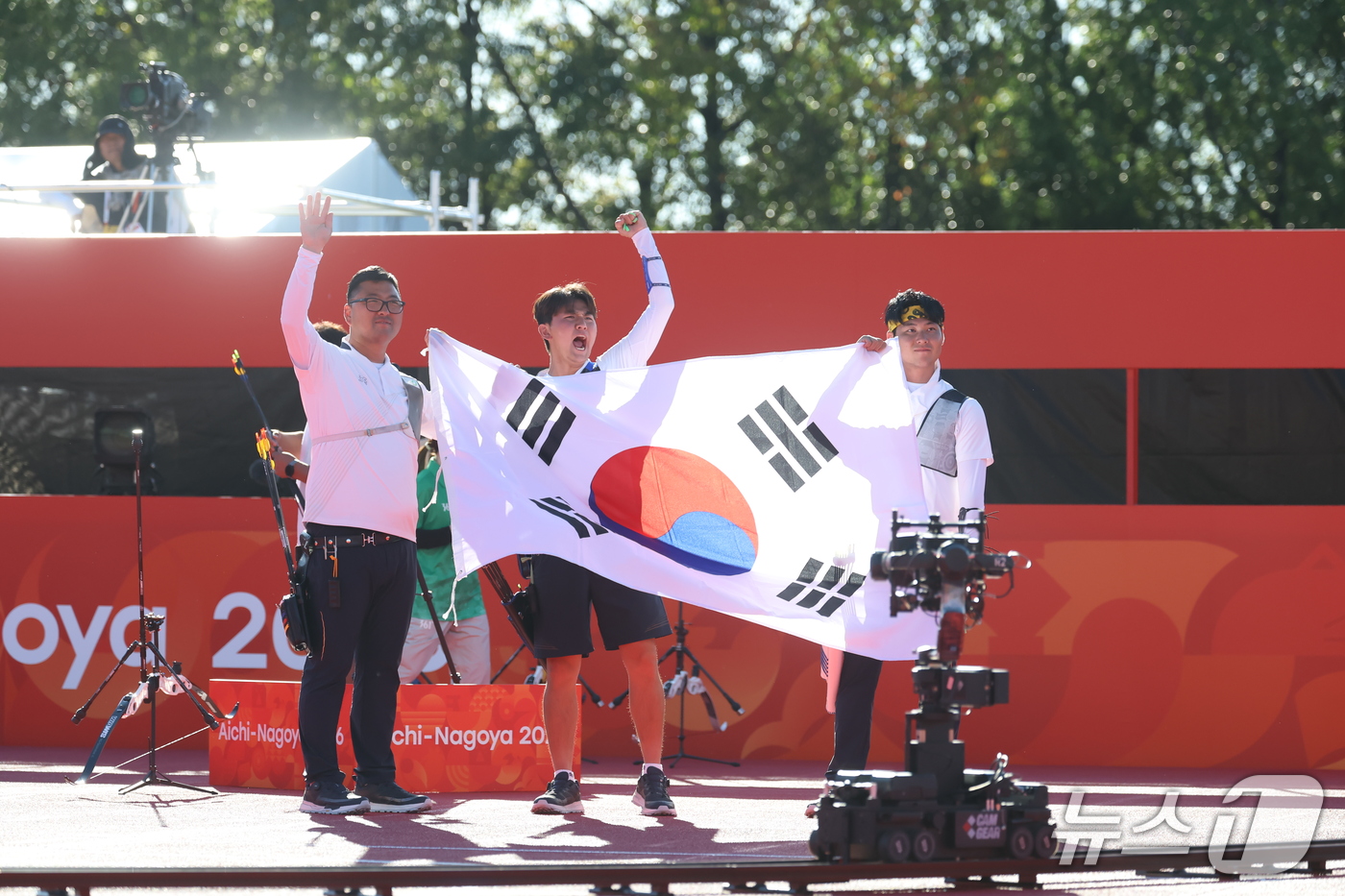 (오카자키=뉴스1) 김민지 기자 = 대한민국 김우진 이우석 김제덕이 2일 일본 오카자키 중앙종합공원 다목적광장에서 열린 2026 아이치·나고야 아시안게임 양궁 리커브 남자 단체전 …