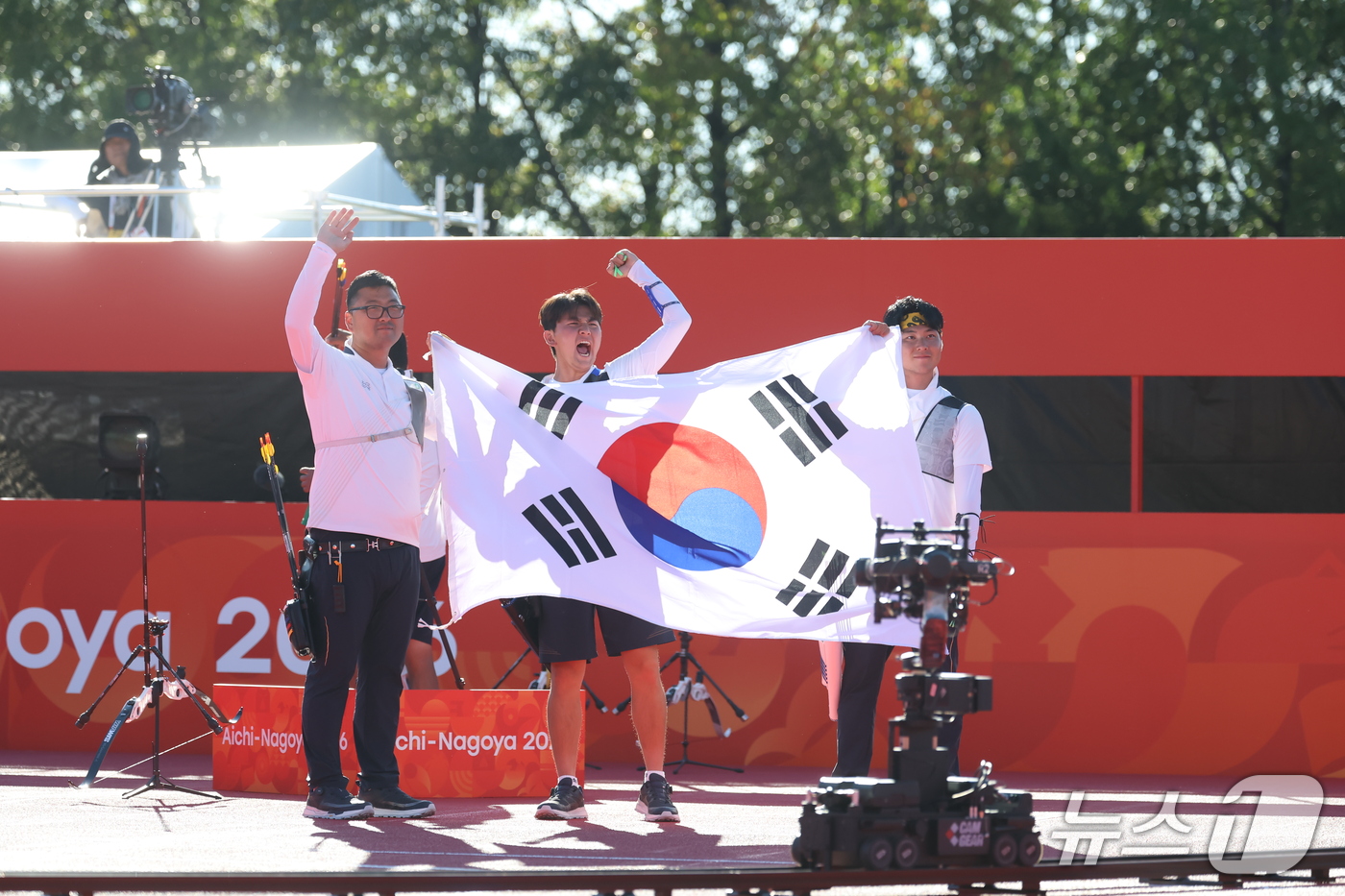 (오카자키=뉴스1) 김민지 기자 = 대한민국 김우진 이우석 김제덕이 2일 일본 오카자키 중앙종합공원 다목적광장에서 열린 2026 아이치·나고야 아시안게임 양궁 리커브 남자 단체전 …