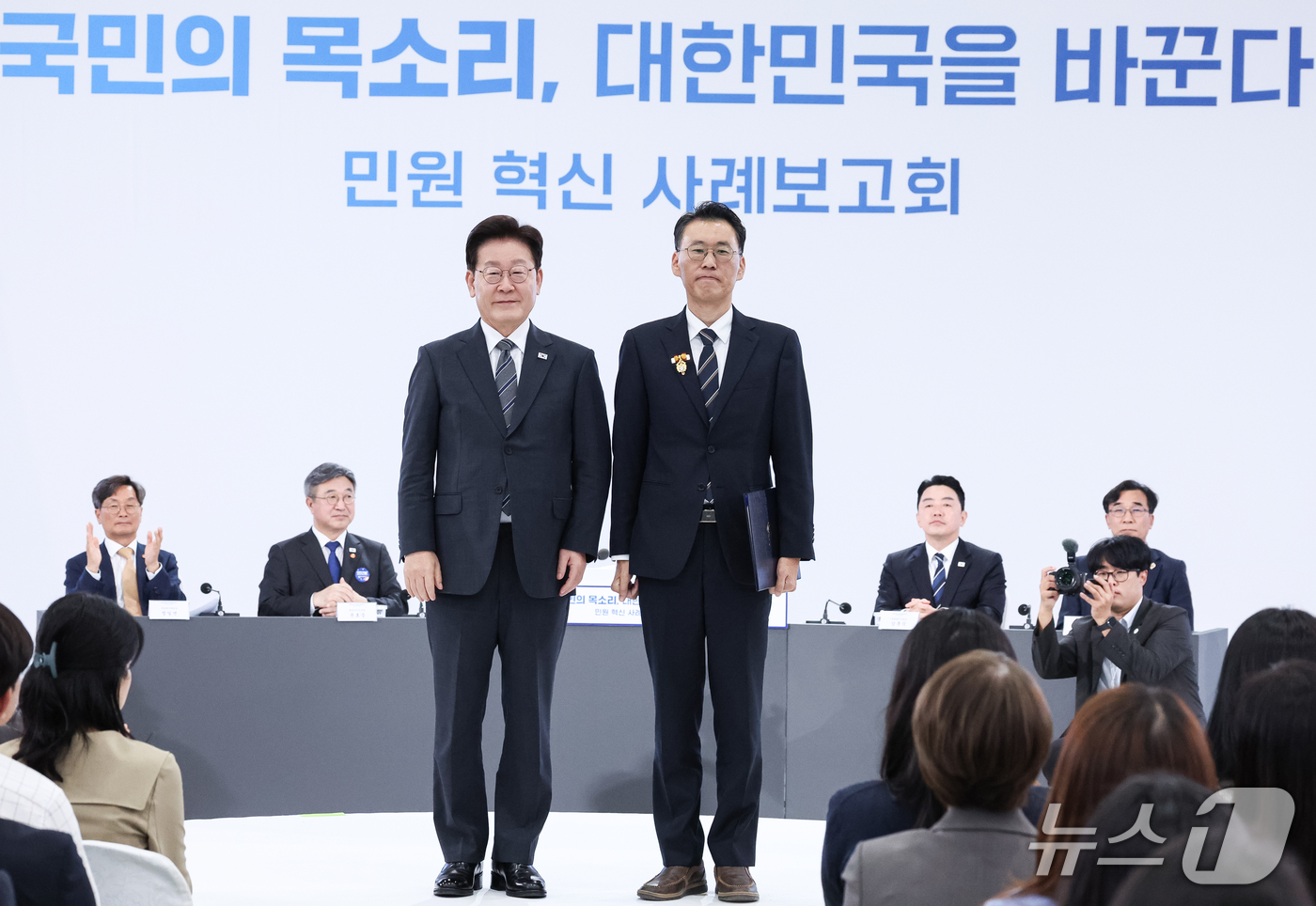 (세종=뉴스1) 이재명 기자 = 이재명 대통령이 2일 세종에서 열린 민원 혁신 사례보고회에서 서울세관 관세주사에게 표창을 수여한 후 기념촬영을 하고 있다. (청와대통신사진기자단) …