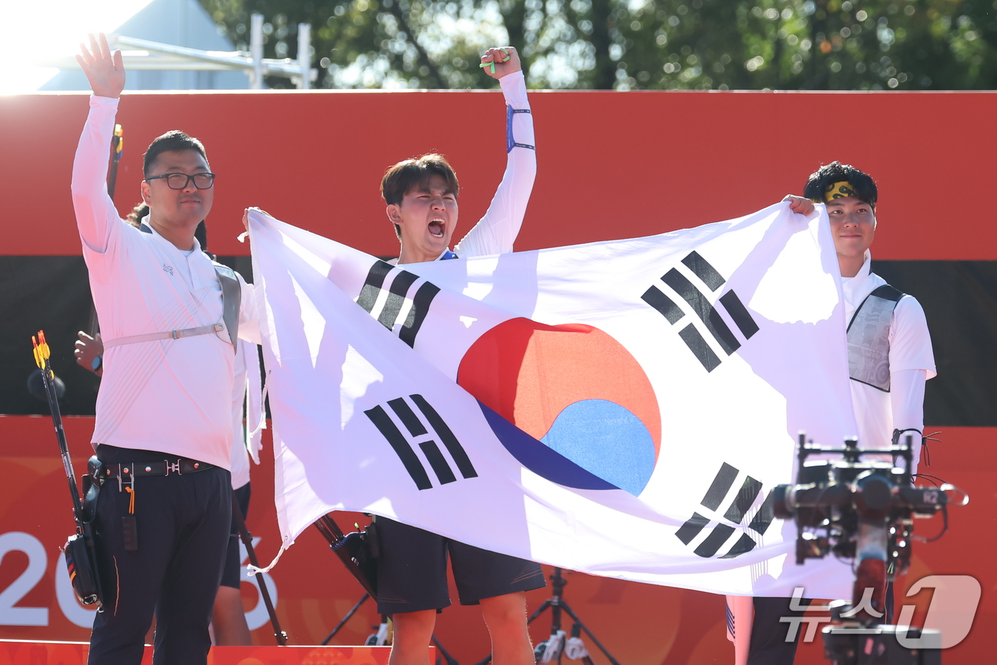 (오카자키=뉴스1) 김민지 기자 = 대한민국 김우진 이우석 김제덕이 2일 일본 오카자키 중앙종합공원 다목적광장에서 열린 2026 아이치·나고야 아시안게임 양궁 리커브 남자 단체전 …