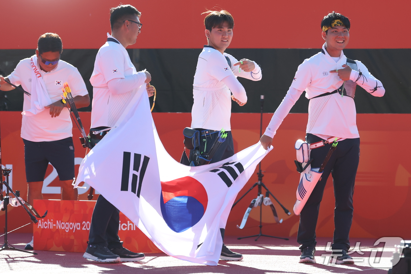 (오카자키=뉴스1) 김민지 기자 = 대한민국 김우진 이우석 김제덕이 2일 일본 오카자키 중앙종합공원 다목적광장에서 열린 2026 아이치·나고야 아시안게임 양궁 리커브 남자 단체전 …