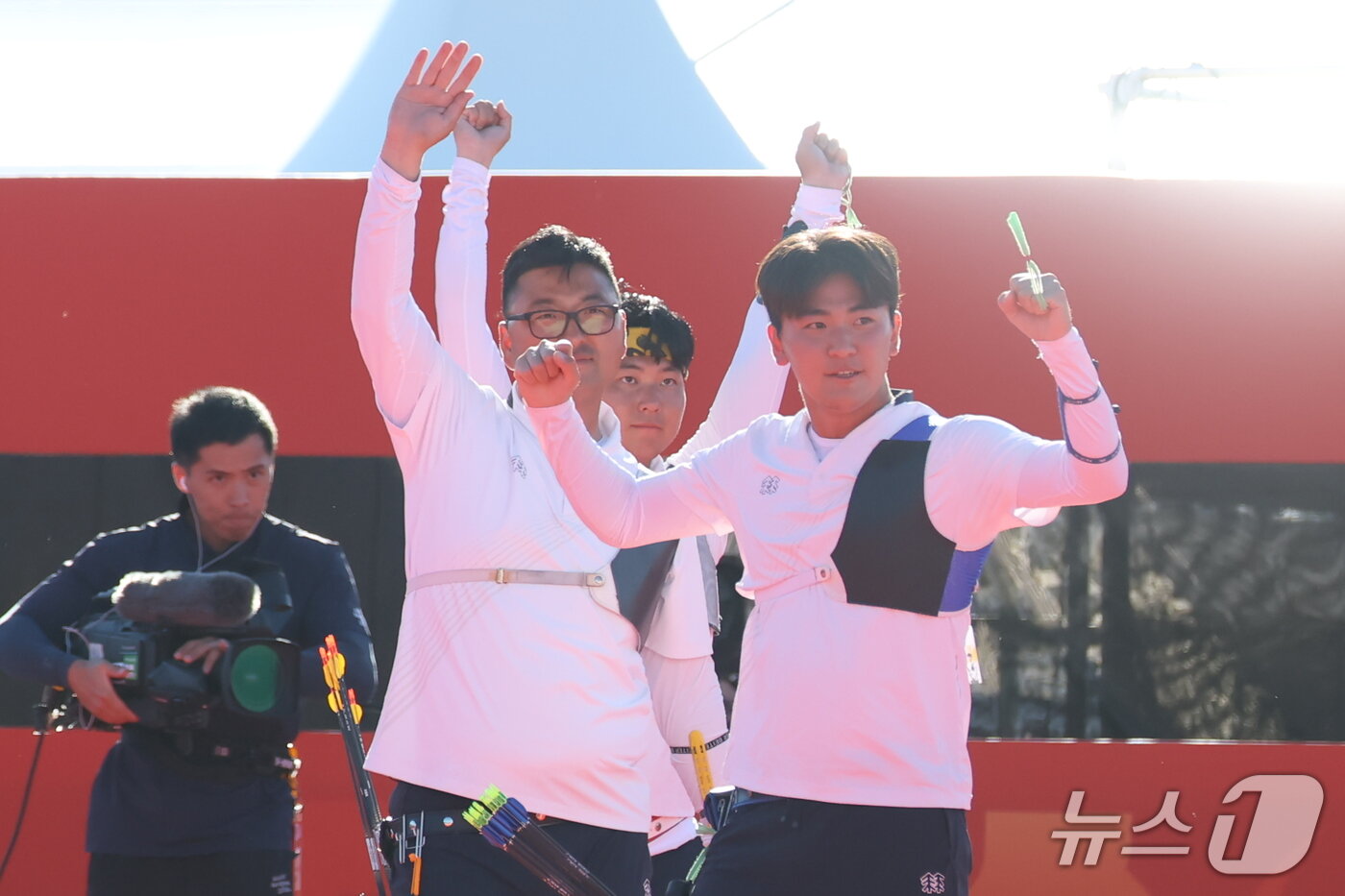 본문 이미지 - 대한민국 김우진 이우석 김제덕이 2일 일본 오카자키 중앙종합공원 다목적광장에서 열린 2026 아이치·나고야 아시안게임 양궁 리커브 남자 단체전 결승 대한민국과 인도의 경기에서 금메달을 확정 짓고 기뻐하고 있다. 2026.10.2 ⓒ 뉴스1 김민지 기자