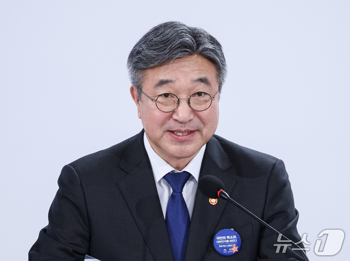 (세종=뉴스1) 이재명 기자 = 윤호중 행정안전부 장관이 2일 세종에서 열린 민원 혁신 사례보고회에서 민원 해결 노력·사례를 보고하고 있다. (청와대통신사진기자단) 2026.10. …