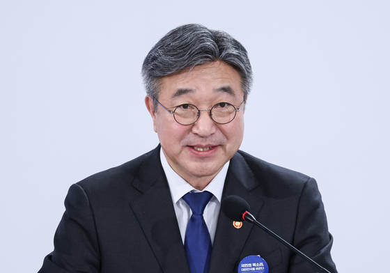 민원 해결 노력·사례 보고하는 윤호중 장관