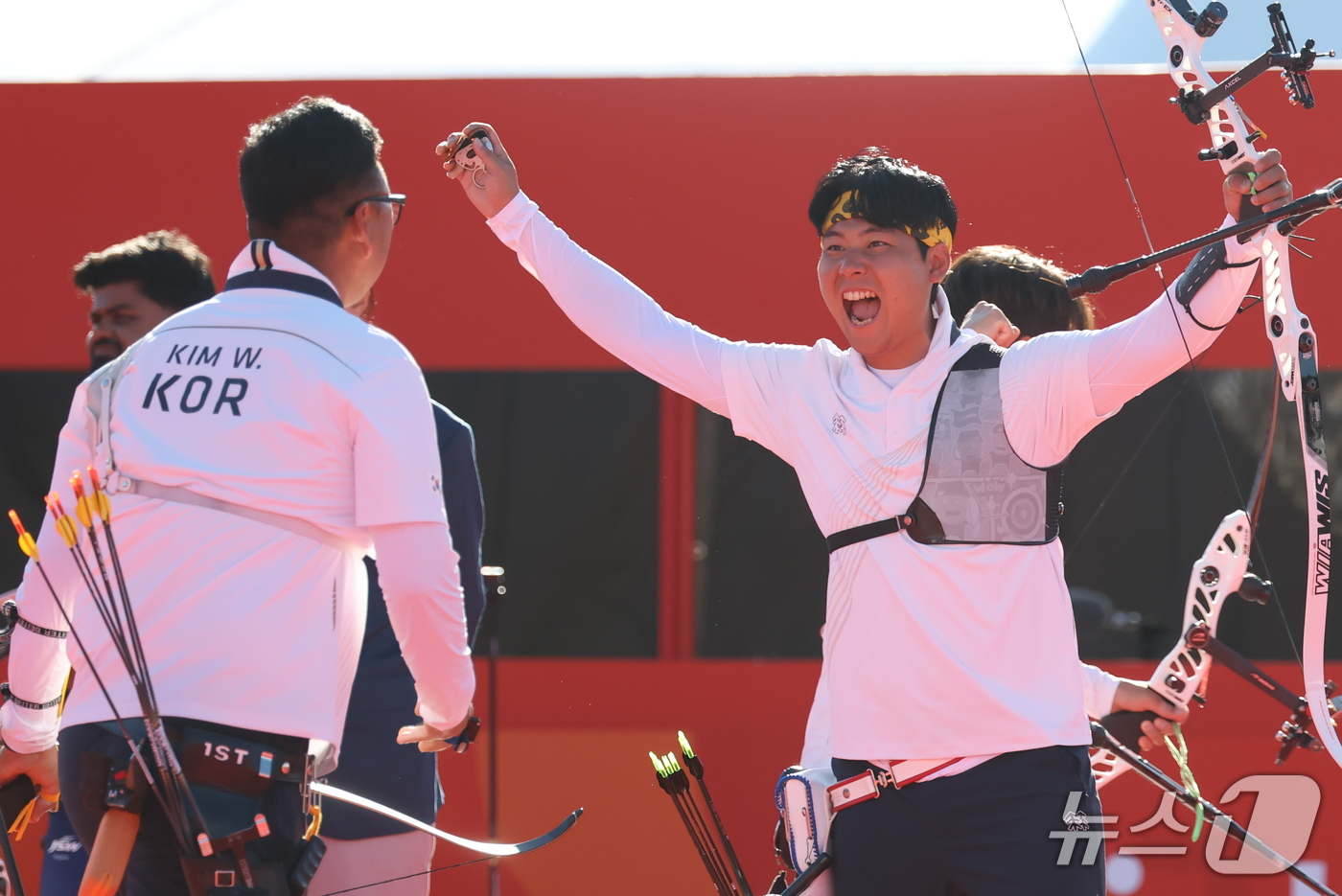 (오카자키=뉴스1) 김민지 기자 = 대한민국 이우석이 2일 일본 오카자키 중앙종합공원 다목적광장에서 열린 2026 아이치·나고야 아시안게임 양궁 리커브 남자 단체전 결승 대한민국과 …