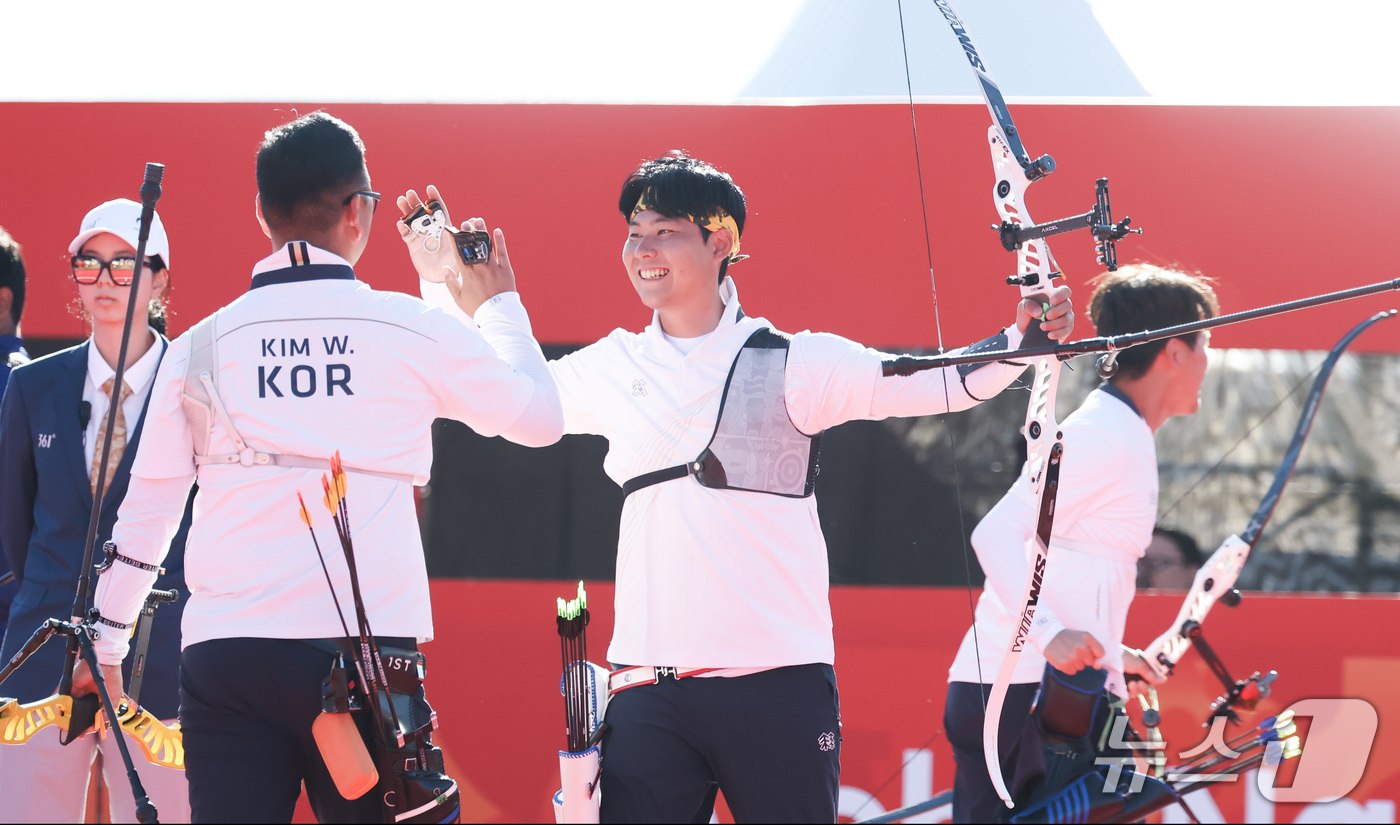 (오카자키=뉴스1) 김민지 기자 = 대한민국 김우진, 이우석, 김제덕이 2일 일본 오카자키 중앙종합공원 다목적광장에서 열린 2026 아이치·나고야 아시안게임 양궁 리커브 남자 단체 …