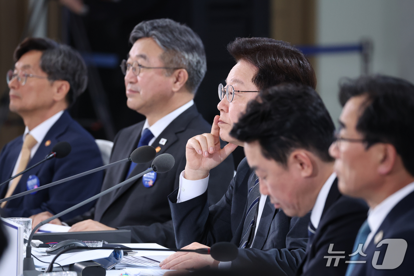 (세종=뉴스1) 이재명 기자 = 이재명 대통령이 2일 세종에서 열린 민원 혁신 사례보고회에서 우수 사럐를 경청하고 있다. (청와대통신사진기자단) 2026.10.2/뉴스1
