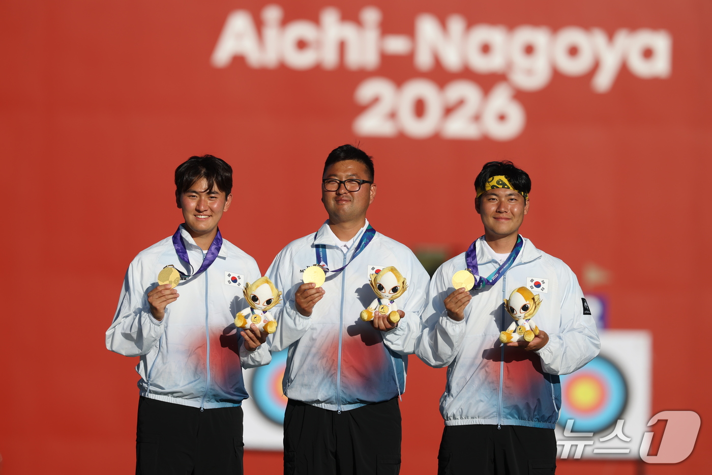 (오카자키=뉴스1) 김민지 기자 = 대한민국 김제덕(왼쪽부터), 김우진, 이우석이 2일 일본 오카자키 중앙종합공원 다목적광장에서 열린 2026 아이치·나고야 아시안게임 양궁 리커브 …