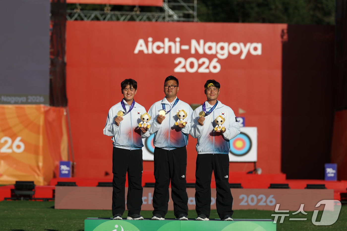 (오카자키=뉴스1) 김민지 기자 = 대한민국 김제덕(왼쪽부터), 김우진, 이우석이 2일 일본 오카자키 중앙종합공원 다목적광장에서 열린 2026 아이치·나고야 아시안게임 양궁 리커브 …