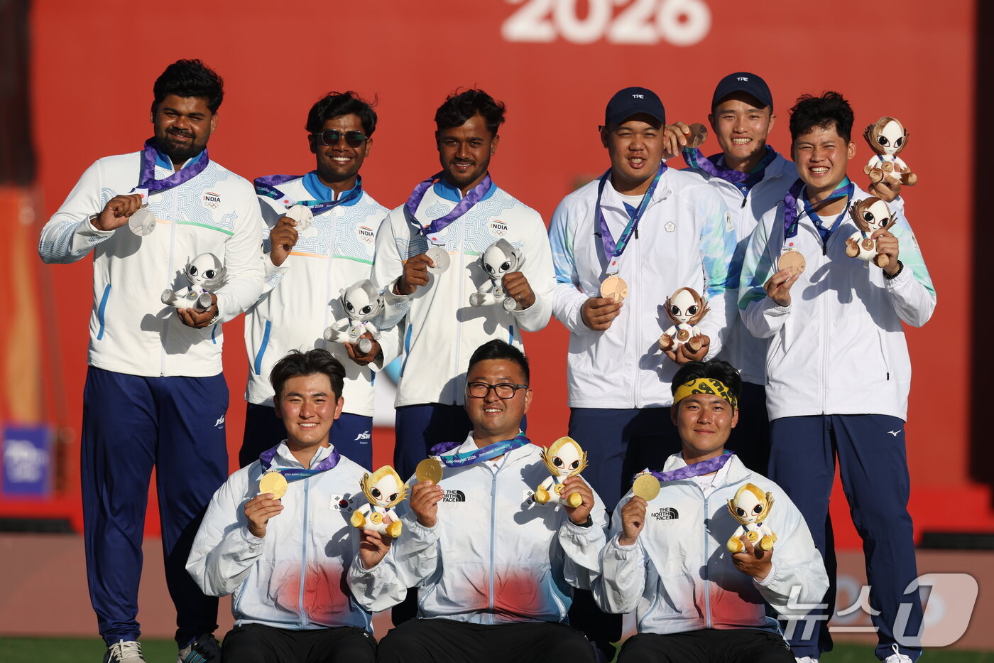 본문 이미지 - 대한민국 김제덕(앞줄 왼쪽부터), 김우진, 이우석이 2일 일본 오카자키 중앙종합공원 다목적광장에서 열린 2026 아이치·나고야 아시안게임 양궁 리커브 남자 단체전 결승 시상식에서 금메달을 들고 기념촬영을 하고 있다. 2026.10.2 ⓒ 뉴스1 김민지 기자