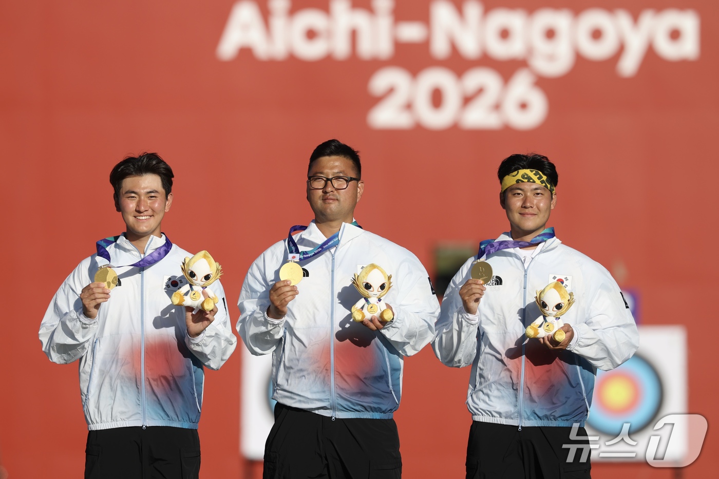 (오카자키=뉴스1) 김민지 기자 = 대한민국 김제덕(왼쪽부터), 김우진, 이우석이 2일 일본 오카자키 중앙종합공원 다목적광장에서 열린 2026 아이치·나고야 아시안게임 양궁 리커브 …