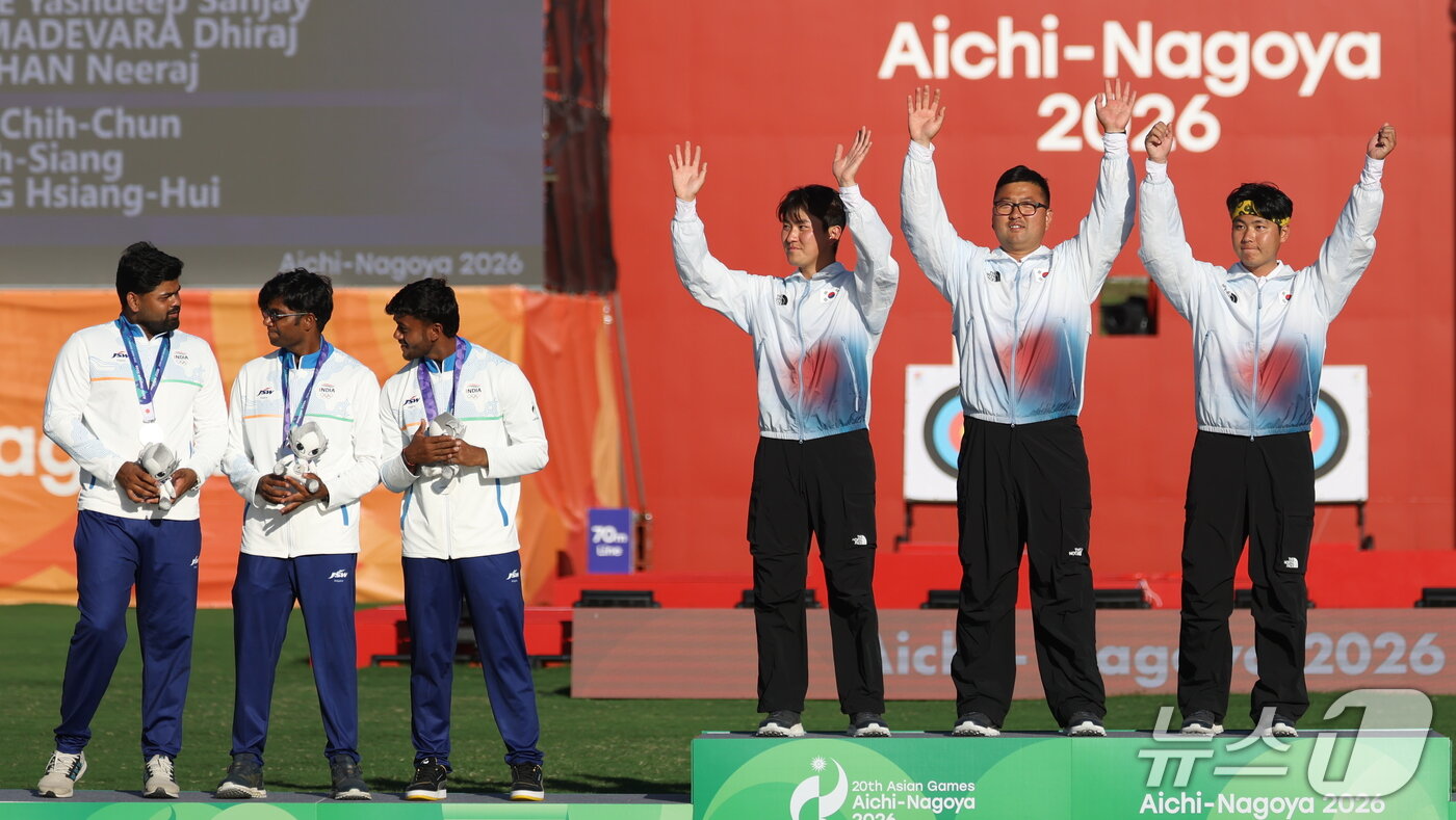 본문 이미지 - 대한민국 김제덕(왼쪽부터), 김우진, 이우석이 2일 일본 오카자키 중앙종합공원 다목적광장에서 열린 2026 아이치·나고야 아시안게임 양궁 리커브 남자 단체전 결승 시상식에서 포디움에 오르고 있다. 2026.10.2 ⓒ 뉴스1 김민지 기자
