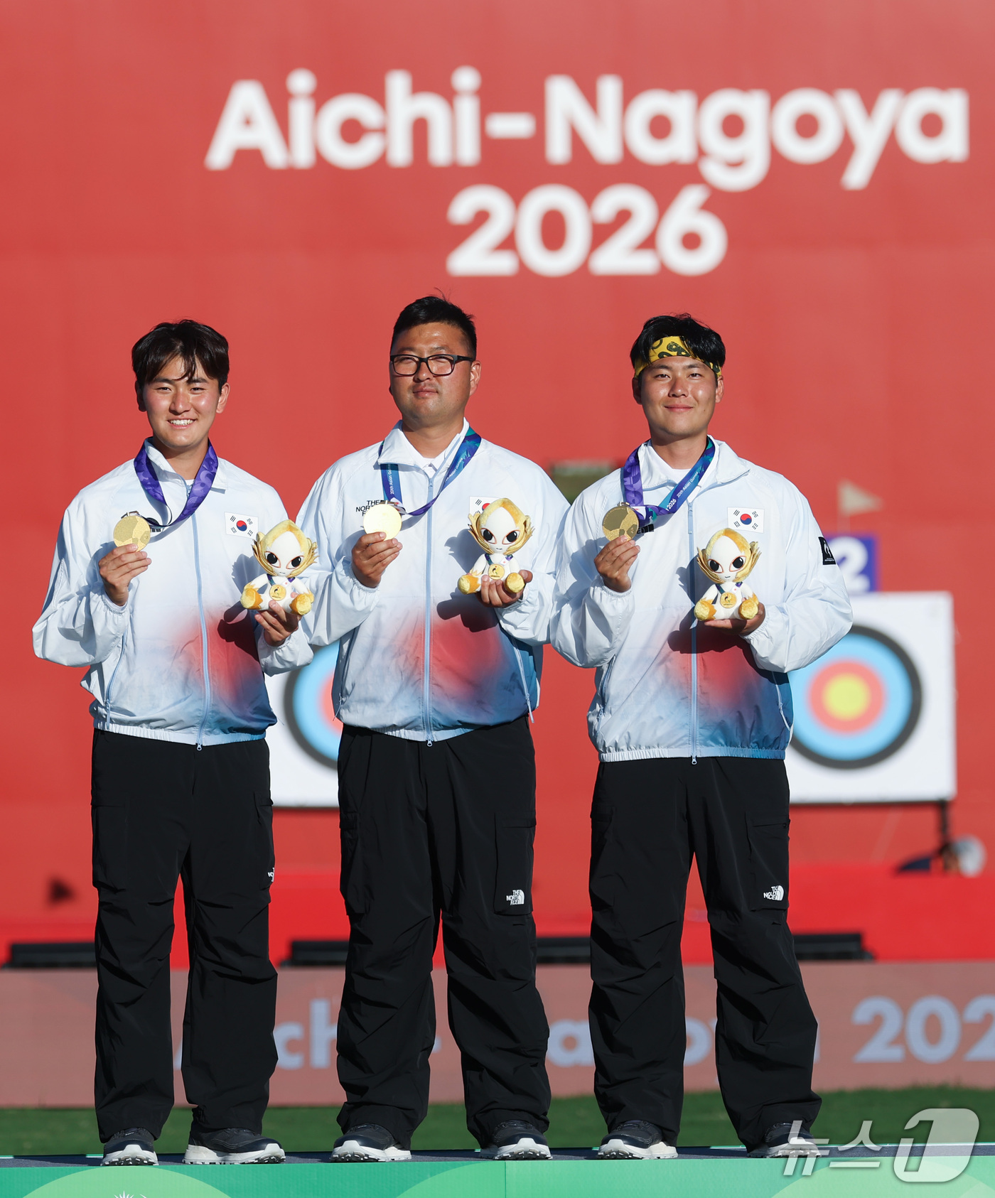 (오카자키=뉴스1) 김민지 기자 = 대한민국 김제덕(왼쪽부터), 김우진, 이우석이 2일 일본 오카자키 중앙종합공원 다목적광장에서 열린 2026 아이치·나고야 아시안게임 양궁 리커브 …