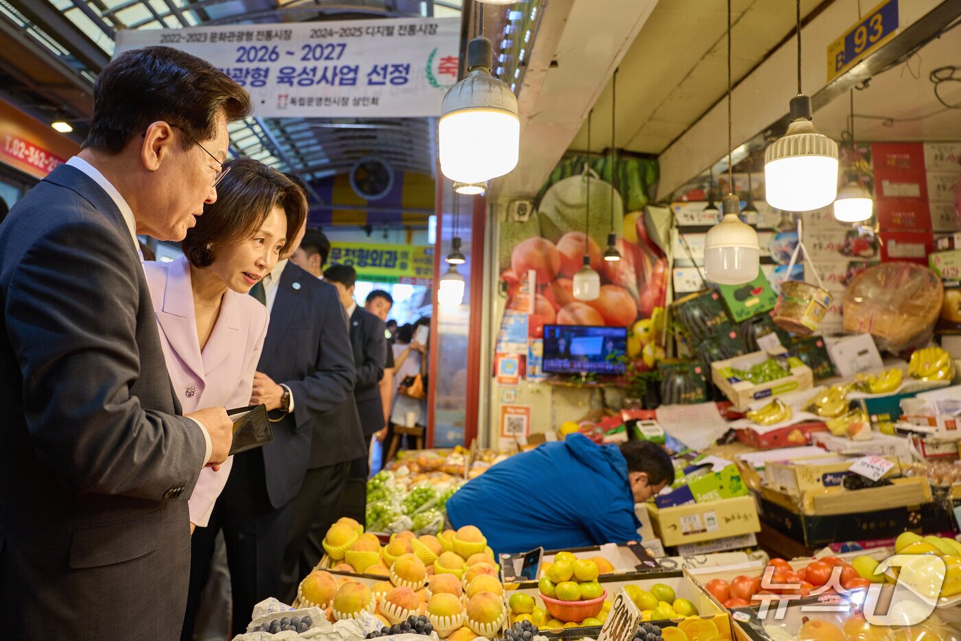 본문 이미지 - 이재명 대통령과 김혜경 여사가 2일 서울 서대문구 영천시장을 방문하고 있다. (청와대 제공. 재판매 및 DB 금지) 2026.10.2 ⓒ 뉴스1 이재명 기자