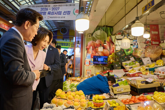 영천시장 찾은 이재명 대통령·김혜경 여사