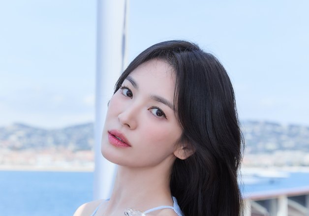 송혜교, 오늘도 비주얼 열일…고혹적 드레스 자태 [N샷]