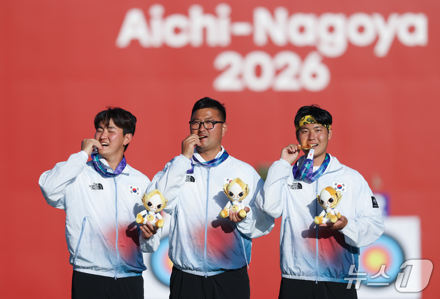 (오카자키=뉴스1) 김민지 기자 = 대한민국 김제덕(왼쪽부터), 김우진, 이우석이 2일 일본 오카자키 중앙종합공원 다목적광장에서 열린 2026 아이치·나고야 아시안게임 양궁 리커브 …