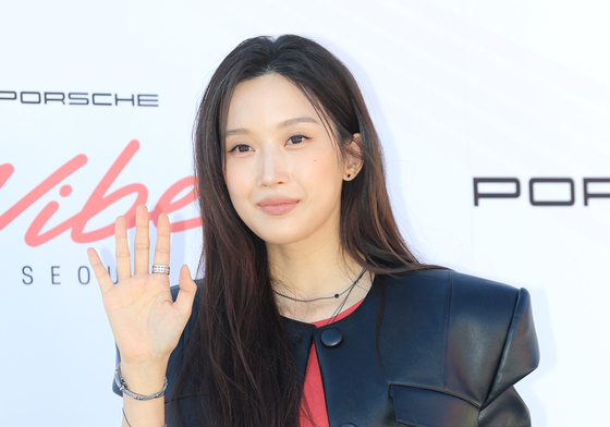 문가영, 빛나는 손 인사