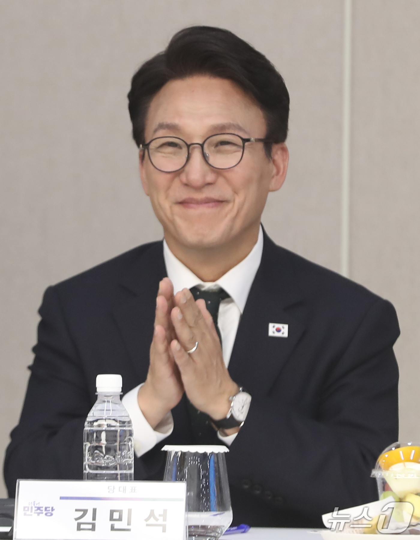 (울산=뉴스1) 조민주 기자 = 김민석 더불어민주당 대표가 2일 울산시청 대회의실에서 열린 울산시-민주당 예산정책협의회에 참석해 박수를 치고 있다. 2026.10.2/뉴스1