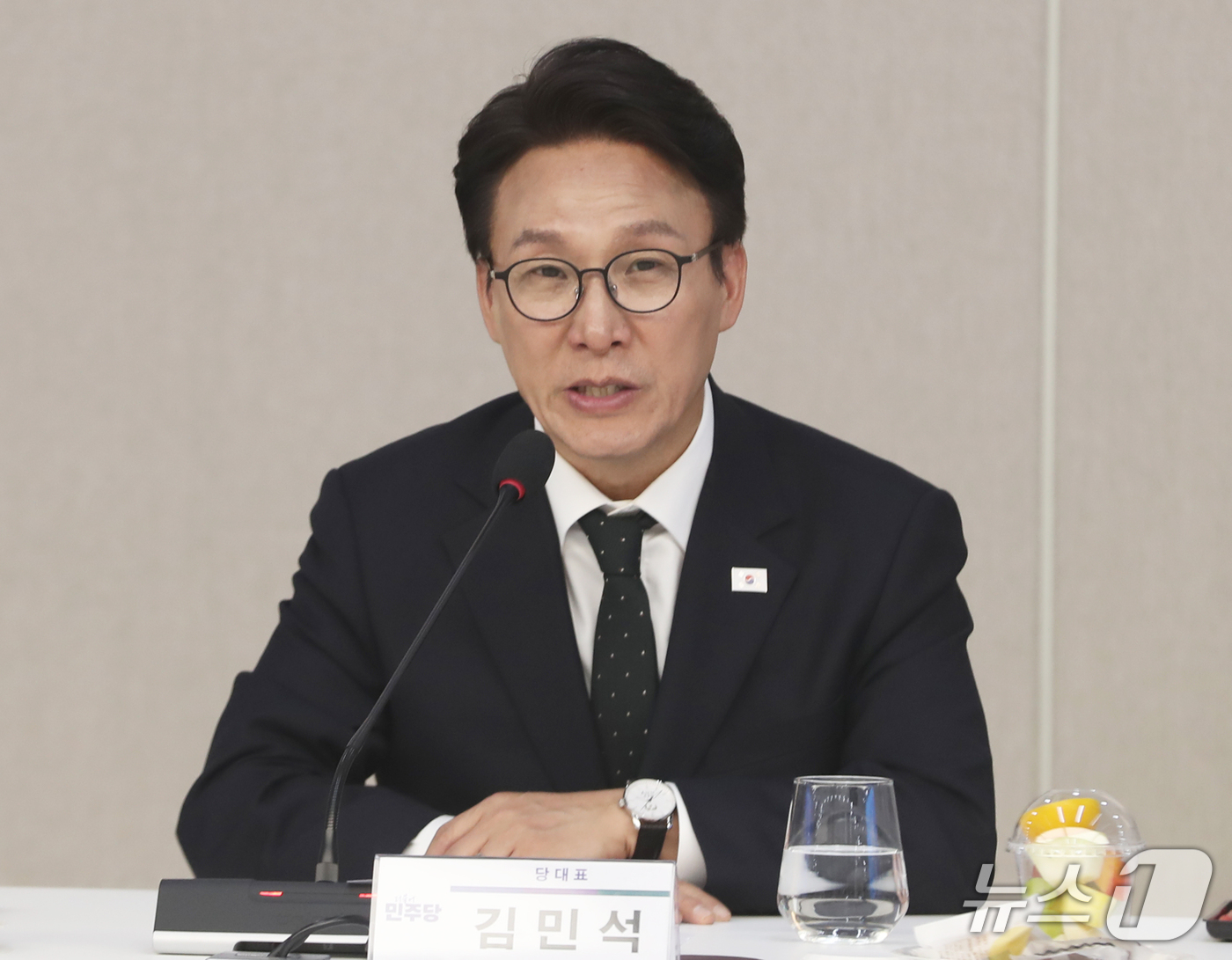 (울산=뉴스1) 조민주 기자 = 김민석 더불어민주당 대표가 2일 울산시청 대회의실에서 열린 울산시-민주당 예산정책협의회에 참석해 인사말을 하고 있다. 2026.10.2/뉴스1