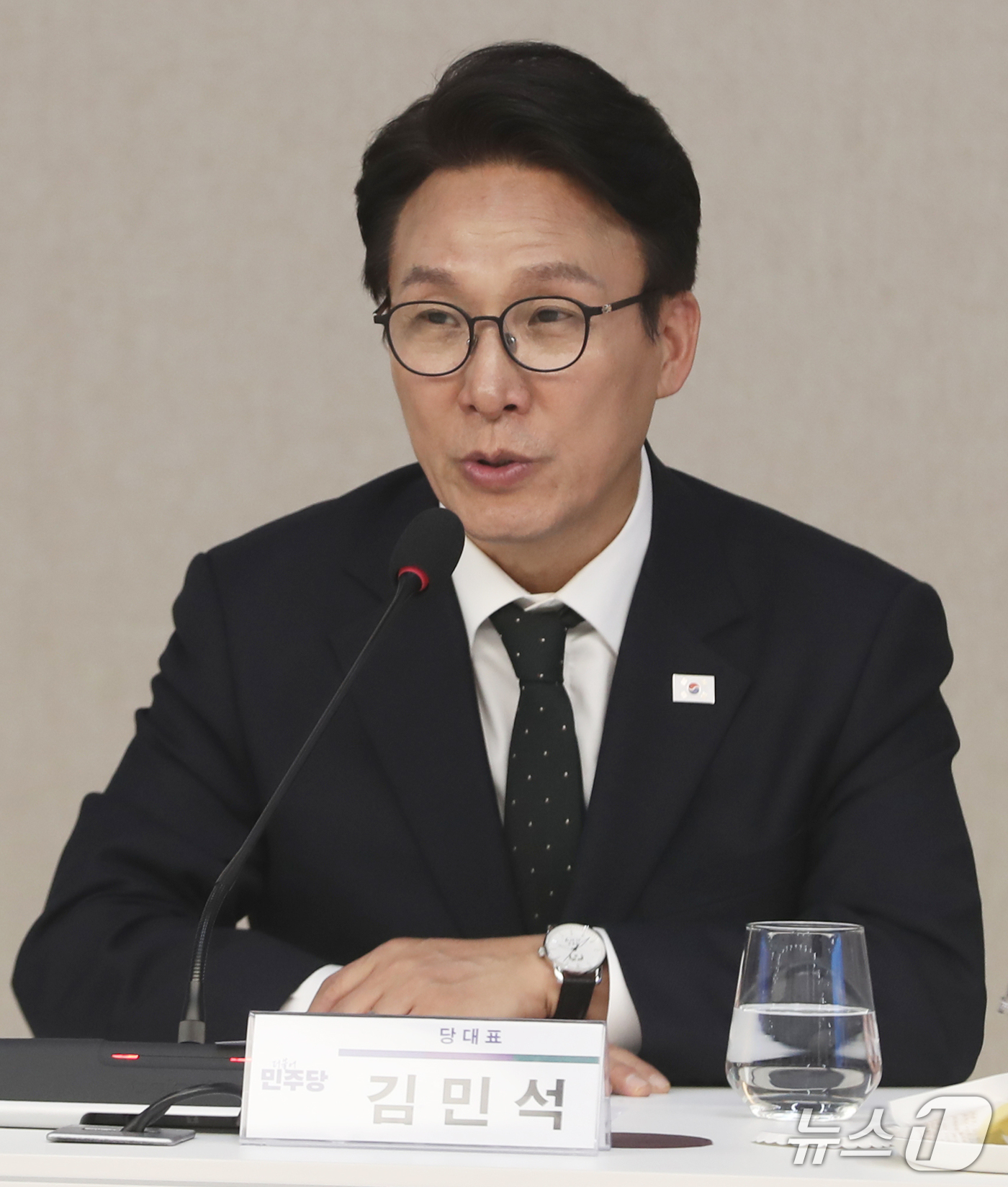 (울산=뉴스1) 조민주 기자 = 김민석 더불어민주당 대표가 2일 울산시청 대회의실에서 열린 울산시-민주당 예산정책협의회에 참석해 인사말을 하고 있다. 2026.10.2/뉴스1