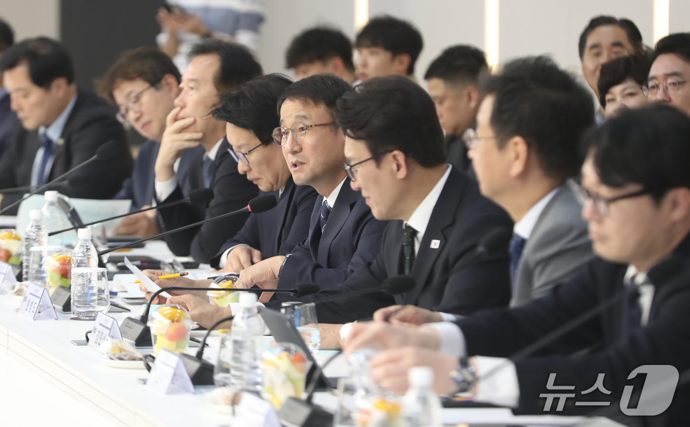(울산=뉴스1) 조민주 기자 = 한병도 더불어민주당 원내대표가 2일 울산시청 대회의실에서 열린 예산정책협의회에 참석해 인사말을 하고 있다. 2026.10.2/뉴스1