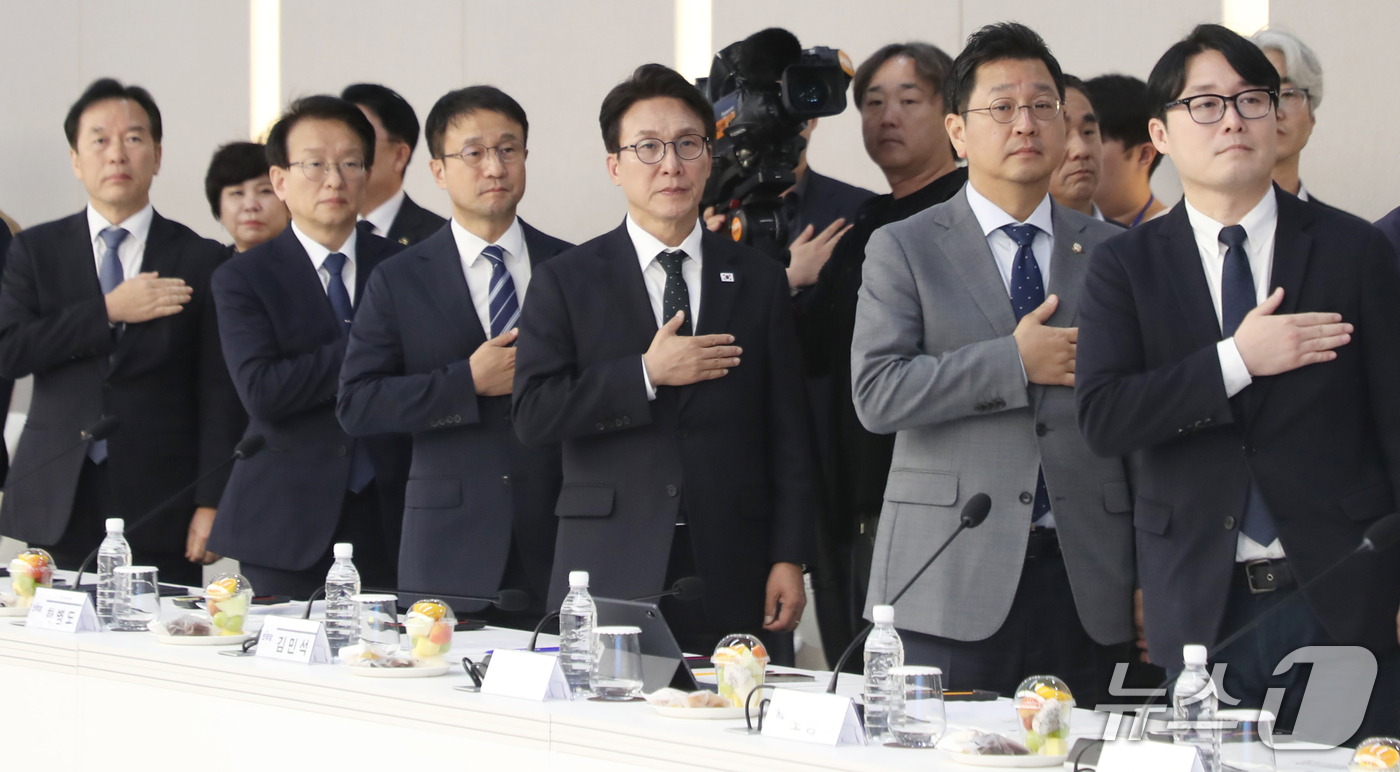 (울산=뉴스1) 조민주 기자 = 김민석 더불어민주당 대표가 2일 울산시청 대회의실에서 열린 울산시-민주당 예산정책협의회에 참석해 국기에 경례를 하고 있다. 2026.10.2/뉴스1 …