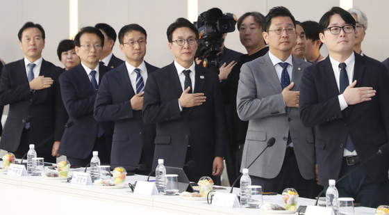 국기에 경례하는 김민석