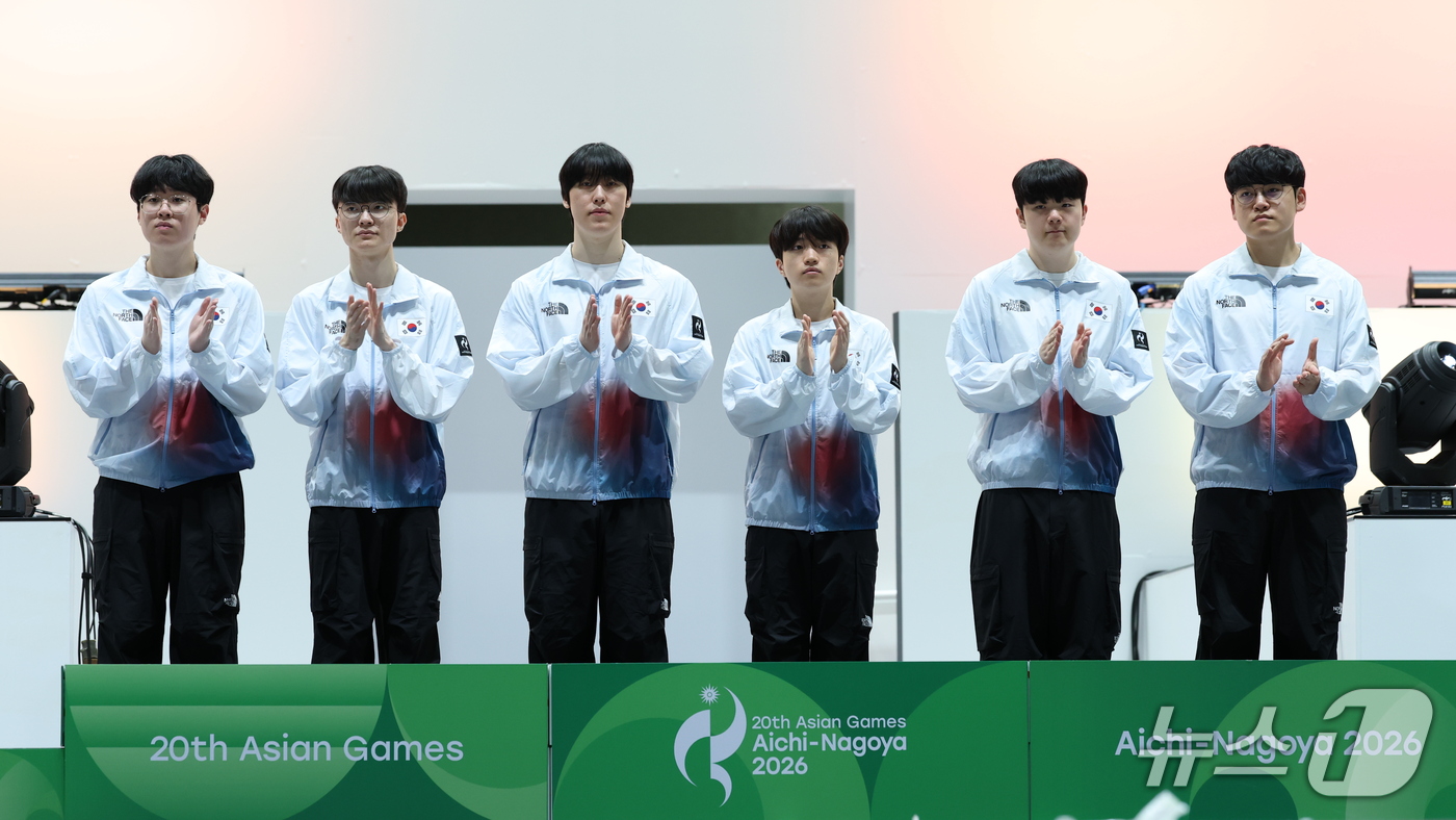 (도코나메=뉴스1) 안은나 기자 = 롤 국가대표팀 '제우스' 최우제(왼쪽부터), '페이커' 이상혁, '제카' 김건우, '케리아' 류민석, '캐니언' 김건부, '구마유시' 이민형이 …