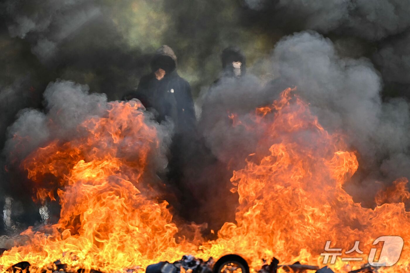 (오베르빌리에 AFP=뉴스1) 김범수 기자 = 1일(현지시간) 프랑스 파리 북부 오베르빌리에에 위치한 르 코르뷔지에 고등학교에서 시위를 벌이던 학생들이 불에 탄 장애물 앞에 서 있 …