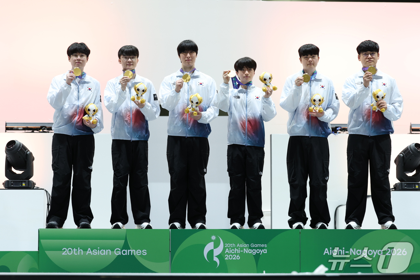 (도코나메=뉴스1) 안은나 기자 = 롤 국가대표팀 '제우스' 최우제(왼쪽부터), '페이커' 이상혁, '제카' 김건우, '케리아' 류민석, '캐니언' 김건부, '구마유시' 이민형이 …