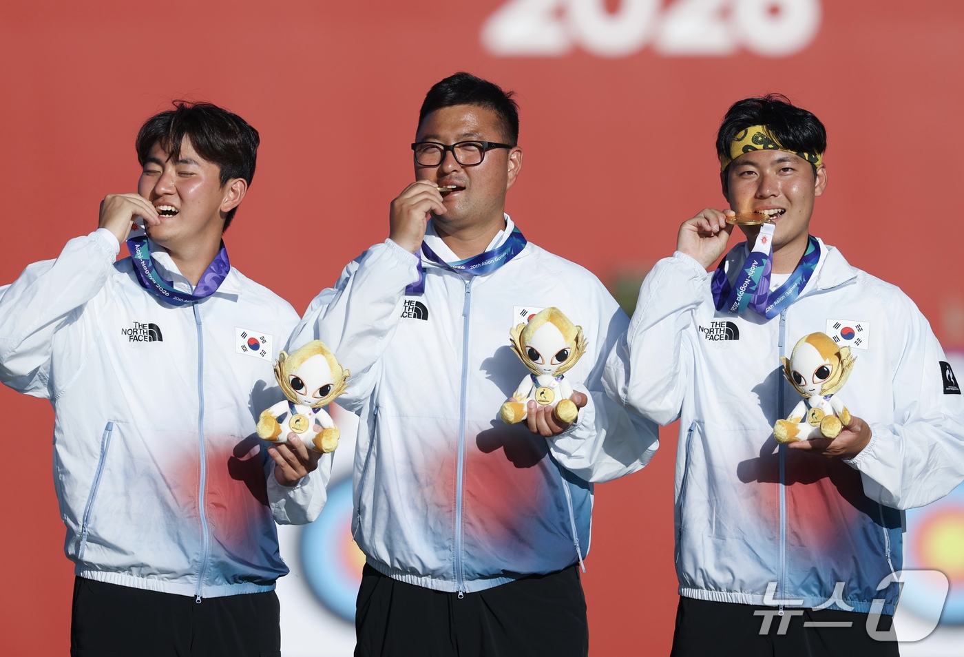 (오카자키=뉴스1) 김민지 기자 = 대한민국 김제덕(왼쪽부터), 김우진, 이우석이 2일 일본 오카자키 중앙종합공원 다목적광장에서 열린 2026 아이치·나고야 아시안게임 양궁 리커브 …