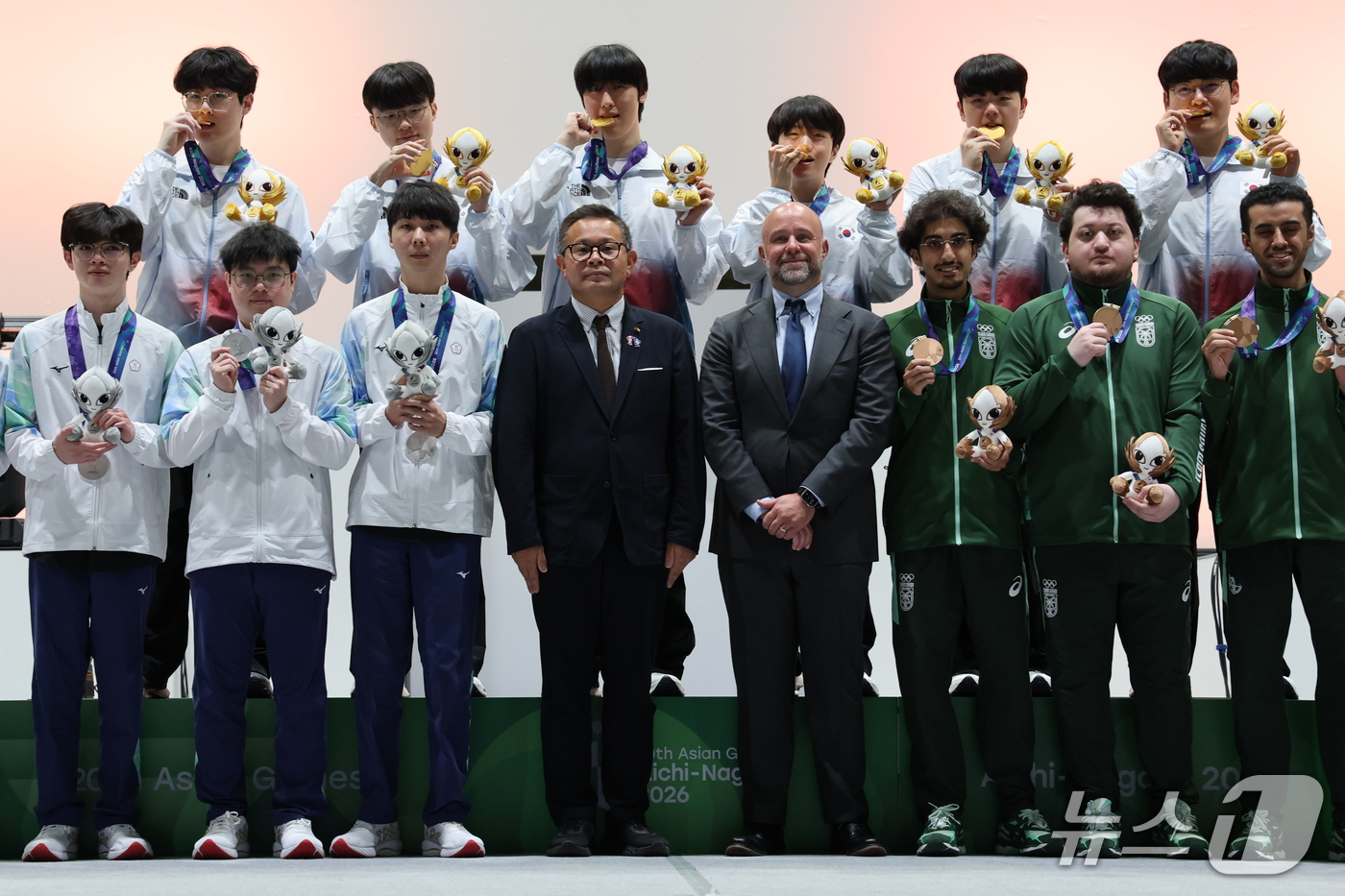 (도코나메=뉴스1) 안은나 기자 = 롤 국가대표팀 '제우스' 최우제(왼쪽 위부터), '페이커' 이상혁, '제카' 김건우, '케리아' 류민석, '캐니언' 김건부, '구마유시' 이민형 …