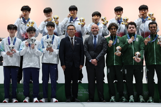 금메달 깨무는 LoL 대표팀