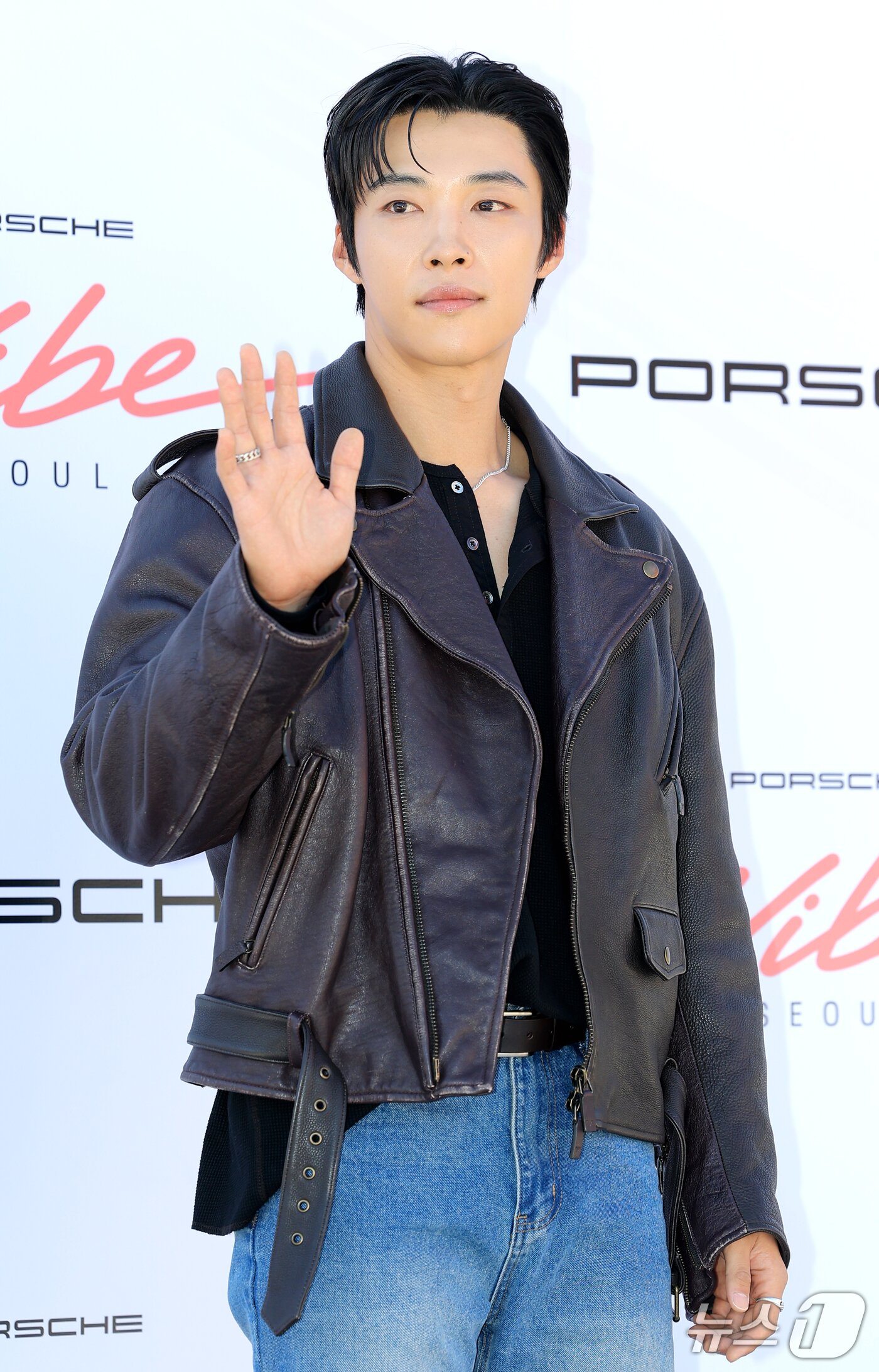 우도환, 부드러운 손 인사