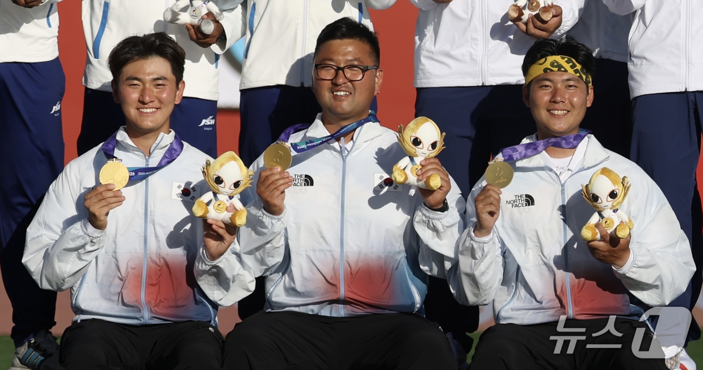(오카자키=뉴스1) 김민지 기자 = 대한민국 김제덕(왼쪽부터), 김우진, 이우석이 2일 일본 오카자키 중앙종합공원 다목적광장에서 열린 2026 아이치·나고야 아시안게임 양궁 리커브 …