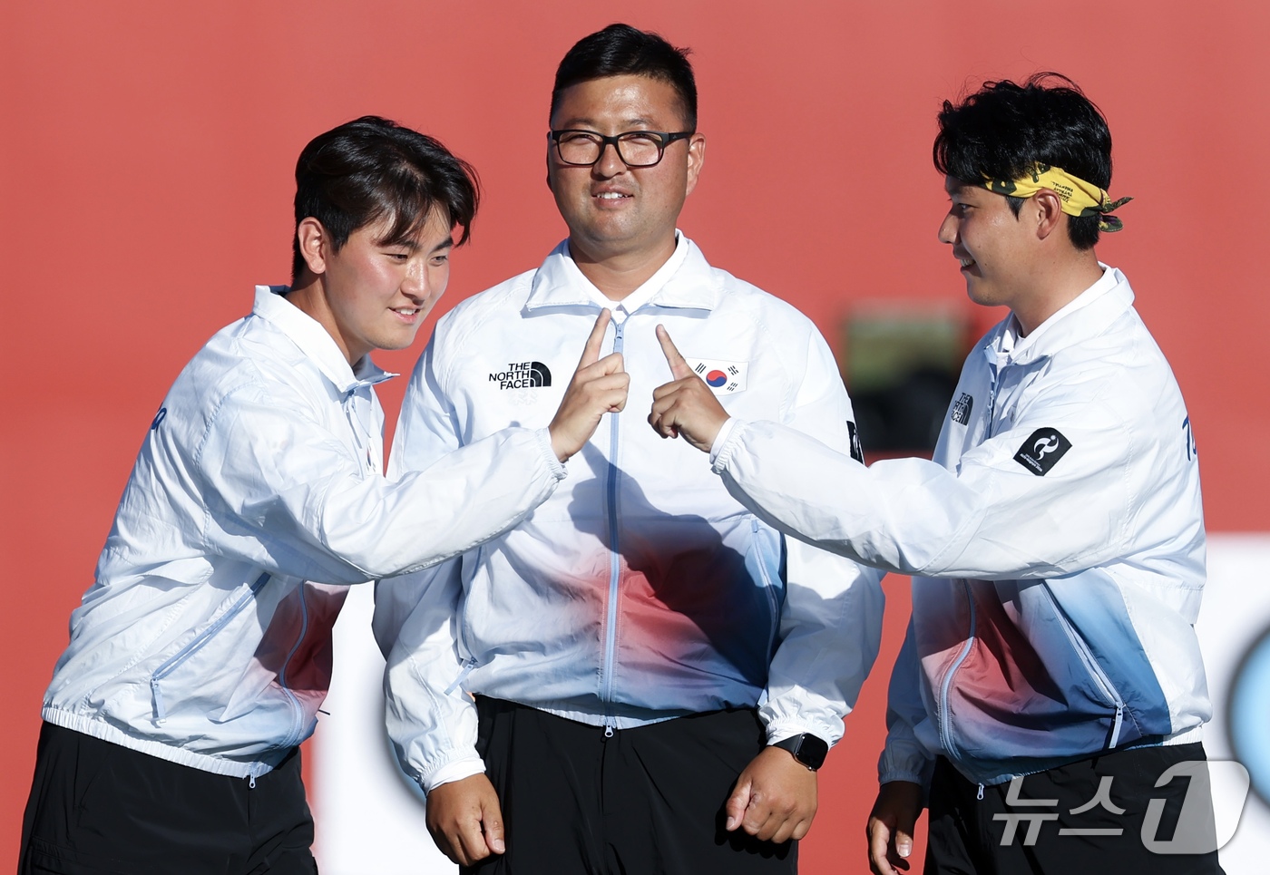 (오카자키=뉴스1) 김민지 기자 = 대한민국 김제덕(왼쪽부터), 김우진, 이우석이 2일 일본 오카자키 중앙종합공원 다목적광장에서 열린 2026 아이치·나고야 아시안게임 양궁 리커브 …