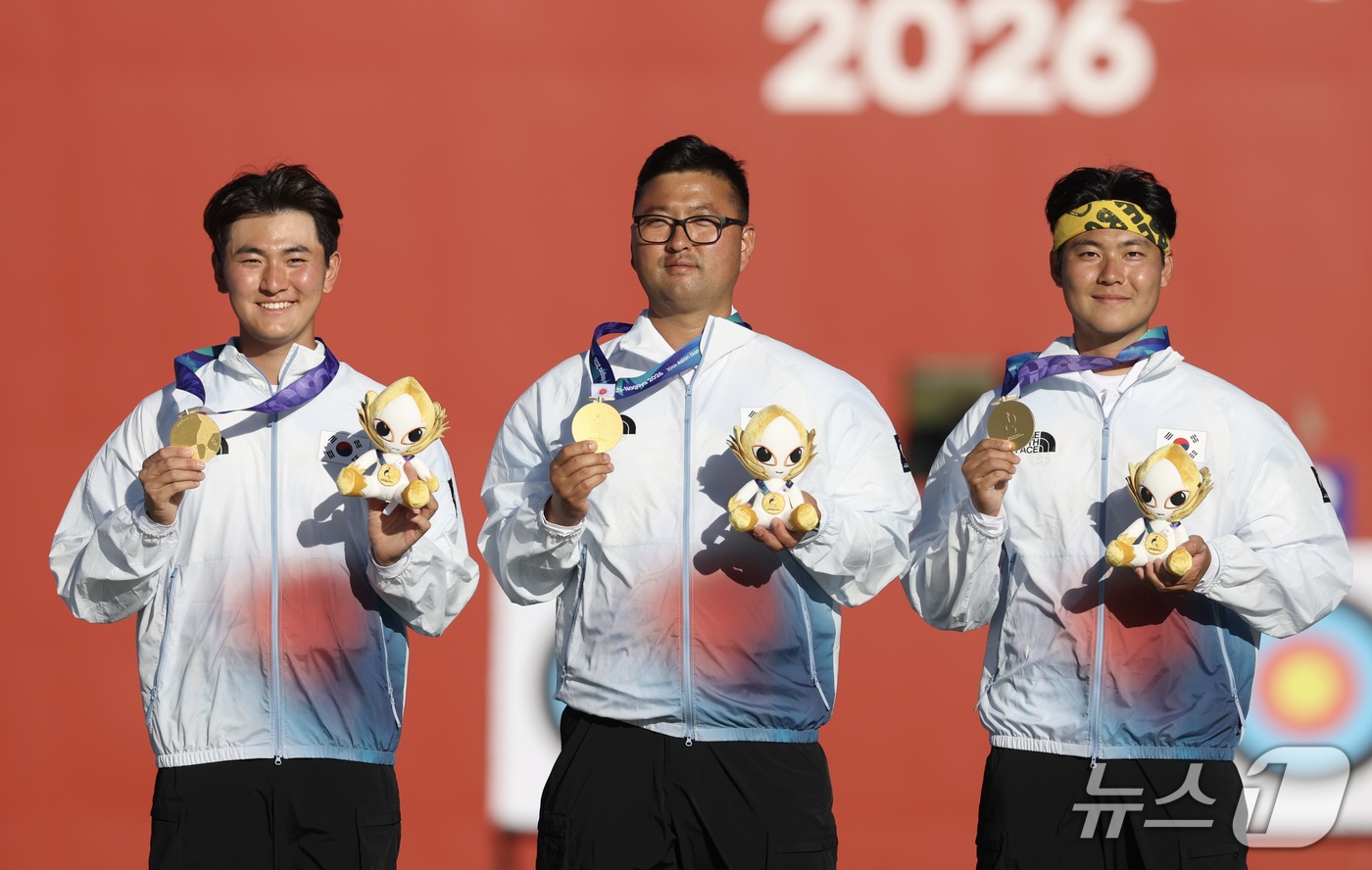 (오카자키=뉴스1) 김민지 기자 = 대한민국 김제덕(왼쪽부터), 김우진, 이우석이 2일 일본 오카자키 중앙종합공원 다목적광장에서 열린 2026 아이치·나고야 아시안게임 양궁 리커브 …