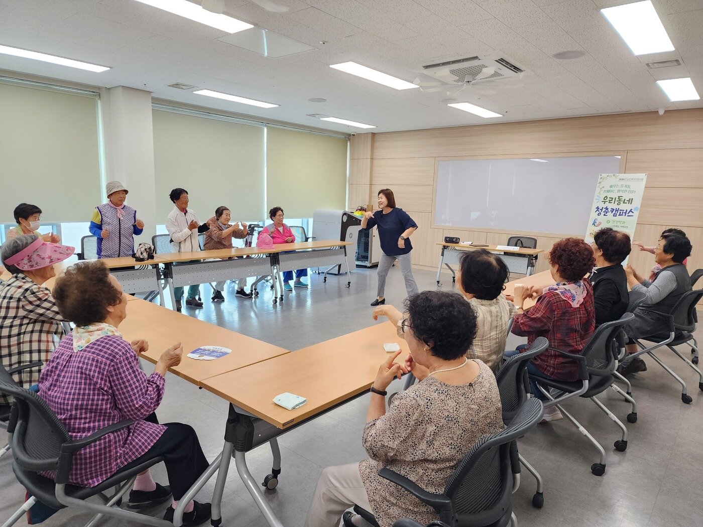 본문 이미지 - 상주종합사회복지관에서 어르신들이 '우리동네청춘캠퍼스-행복학과' 프로그램에 참여하고 있다. (상주시종합사회복지관 제공)