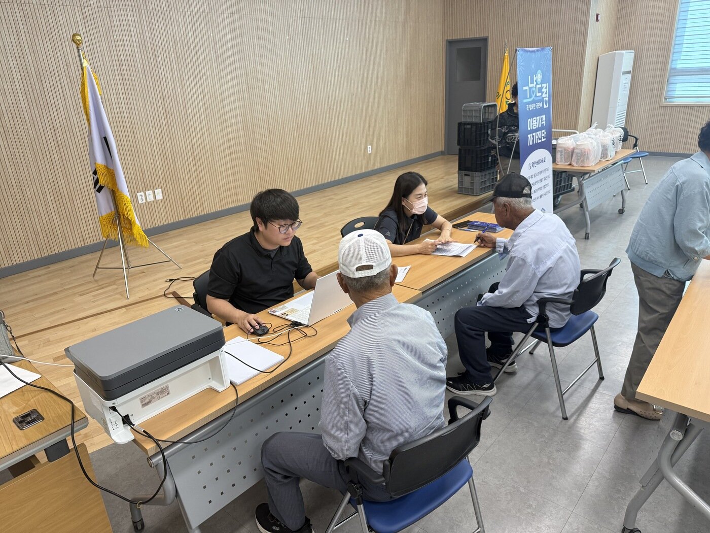본문 이미지 - 상주시종합사회복지관이 이안면 복지회관에서 '찾아가는 그냥드림'을 진행하고 있다. 복지관이 있는 시내까지 나오기 어려운 읍·면 지역 어르신들을 직접 찾아가 먹거리와 생필품을 지원한다. (상주시종합사회복지관 제공)
