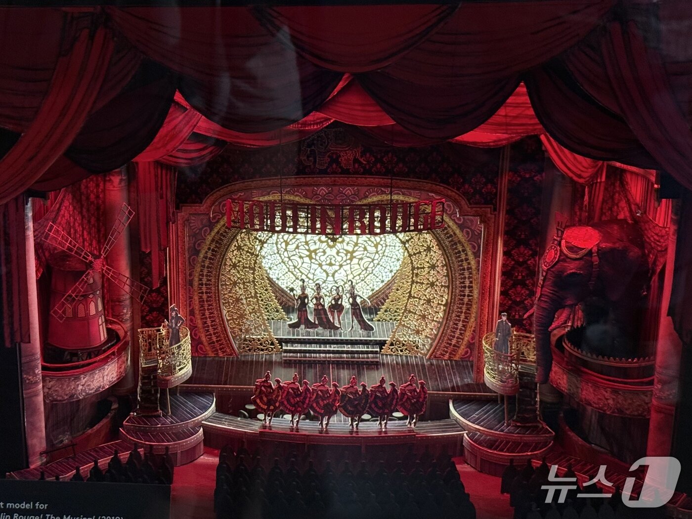 본문 이미지 - 브로드웨이 뮤지컬 물랑 루주!(Moulin Rouge! The Musical)의 무대 디자인 미니어처 모형 ⓒ 뉴스1 윤슬빈 관광전문기자