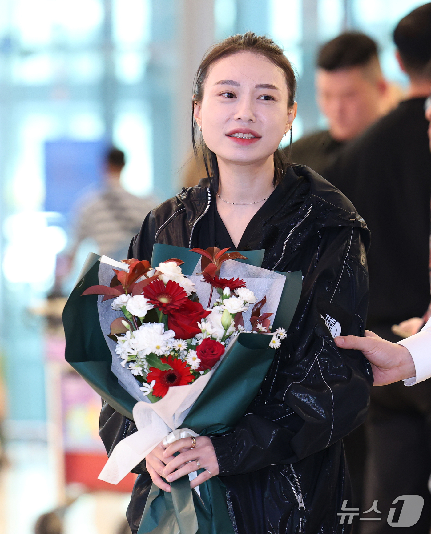 (인천공항=뉴스1) 오대일 기자 = 파리올림픽 사격 은메달리스트 김예지가 2일 인천국제공항 제2여객터미널에서 2026 아이치·나고야 아시안게임 사격 남자 속사권총 2관왕을 차지한 …